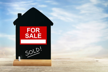 木質(zhì)背景上的銀色鑰匙與房屋頂部視圖符號 房地產(chǎn)廣告的視覺語言